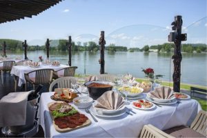 Hotel Dunav stol, autor Siniša Uštulica, izvor HTZ_800x533