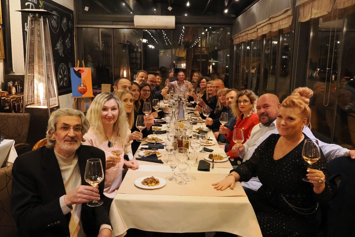 1 Vino uz žlicu, Paris, atmosfera