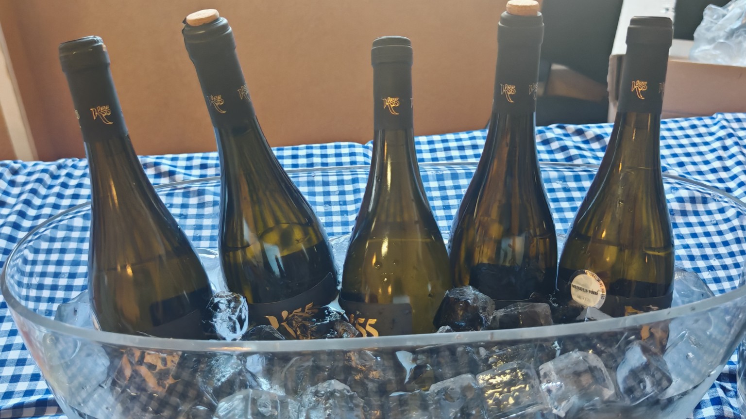 Vina Slavonije i hrvatskog Podunavlja rashlađena na ledu