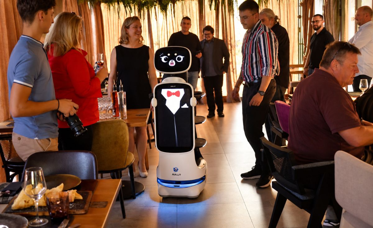 AVA.LIT robotski konobar u pizzeriji Mrs. Fogg