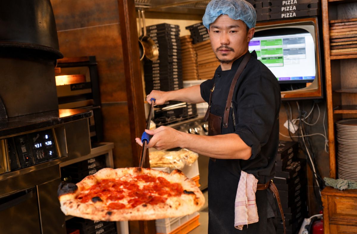 Pizzaiolo u pizzeriji Mrs. Fogg tijekom projekta Vino uz pizzu