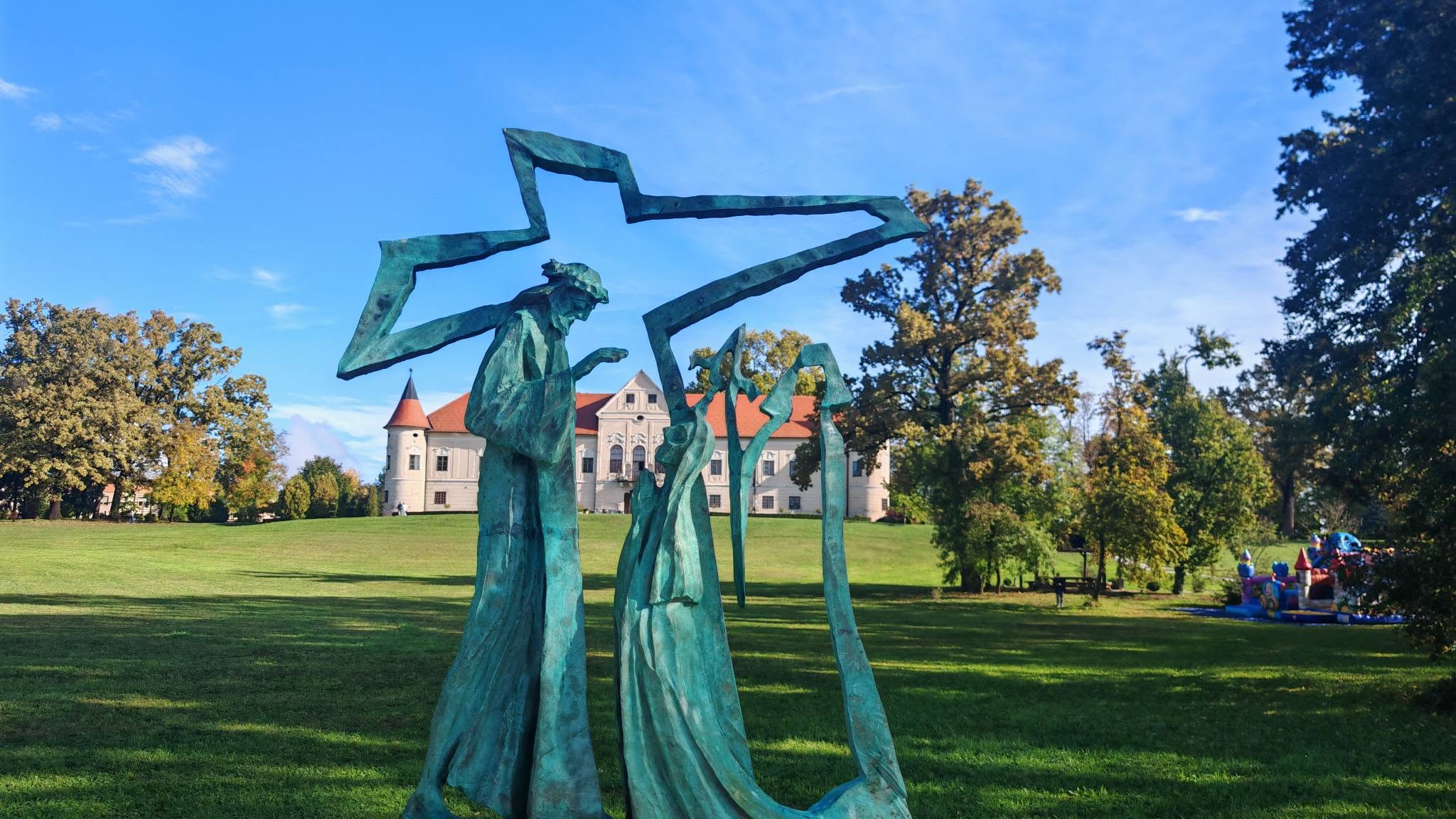 Skulptura križnog puta u perivoju dvorca Lužnica
