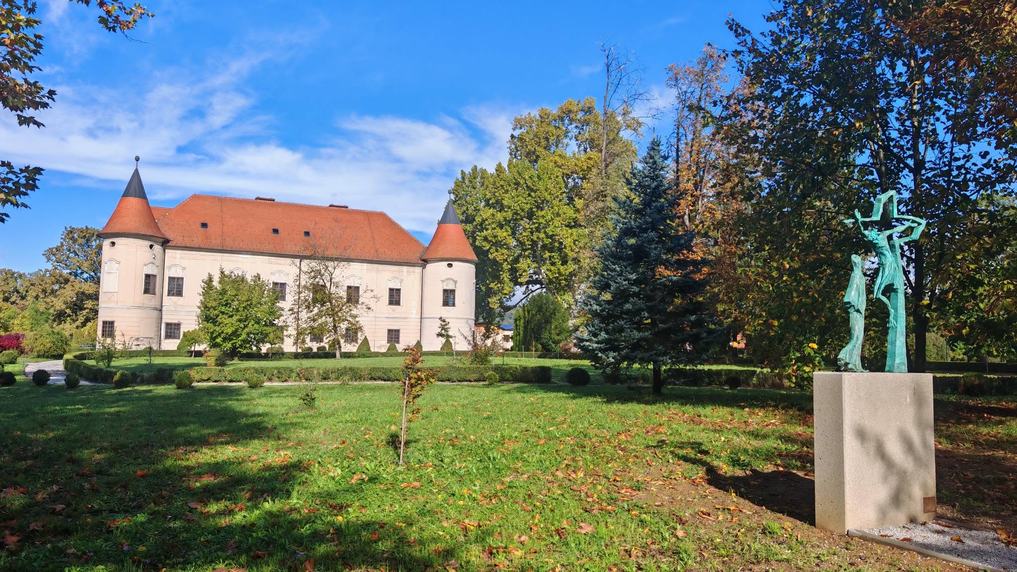 Dvorac Lužnica i postaja križnog puta u perivoju