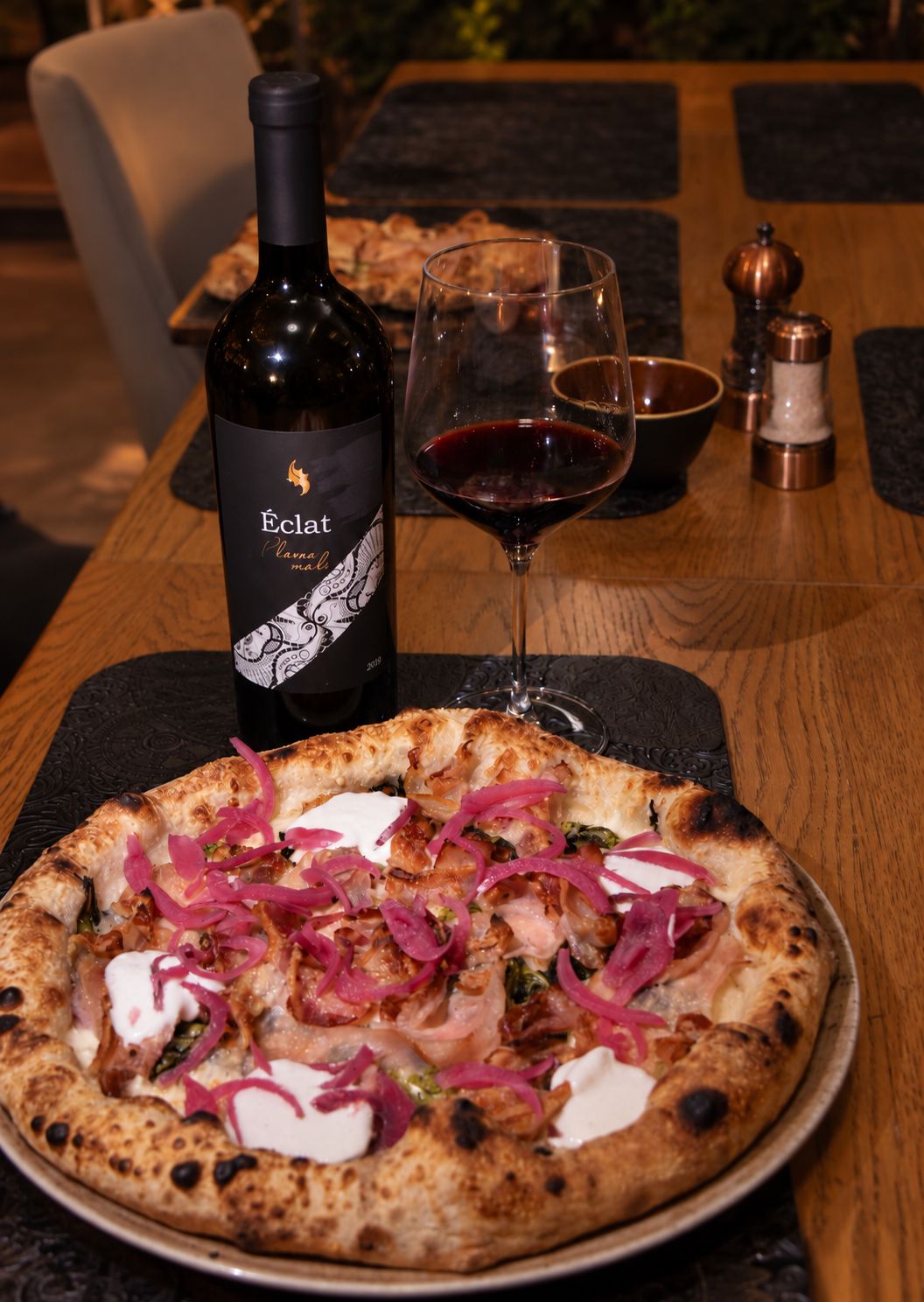 Pizza Slanina Friarielli i Éclat Plavac mali