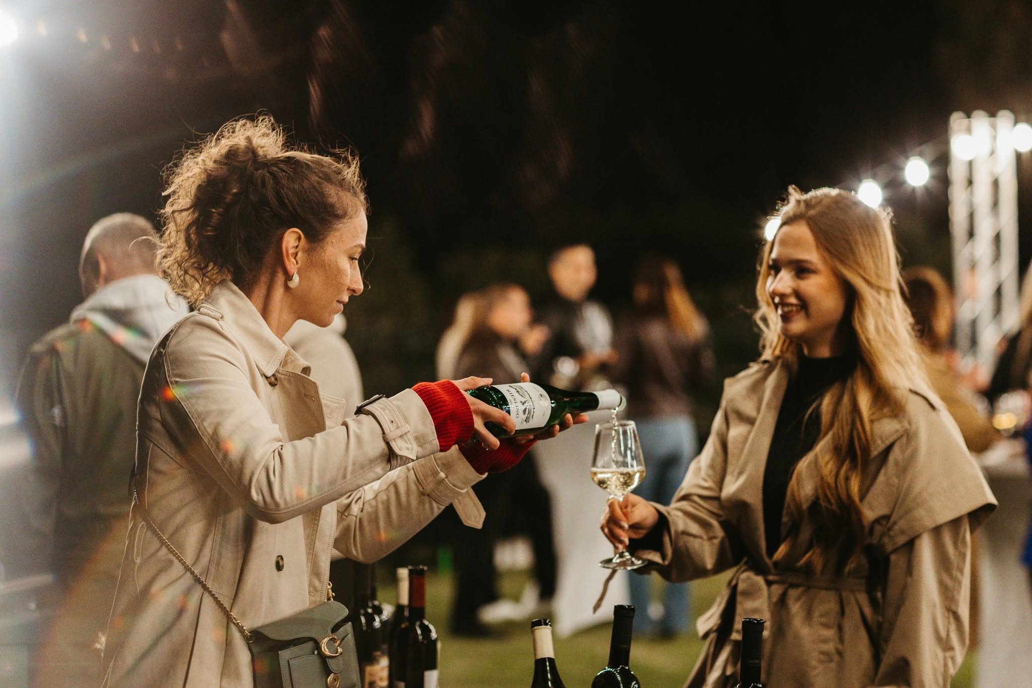 Posluživanje vina na Dunav Wine Festivalu u Iloku